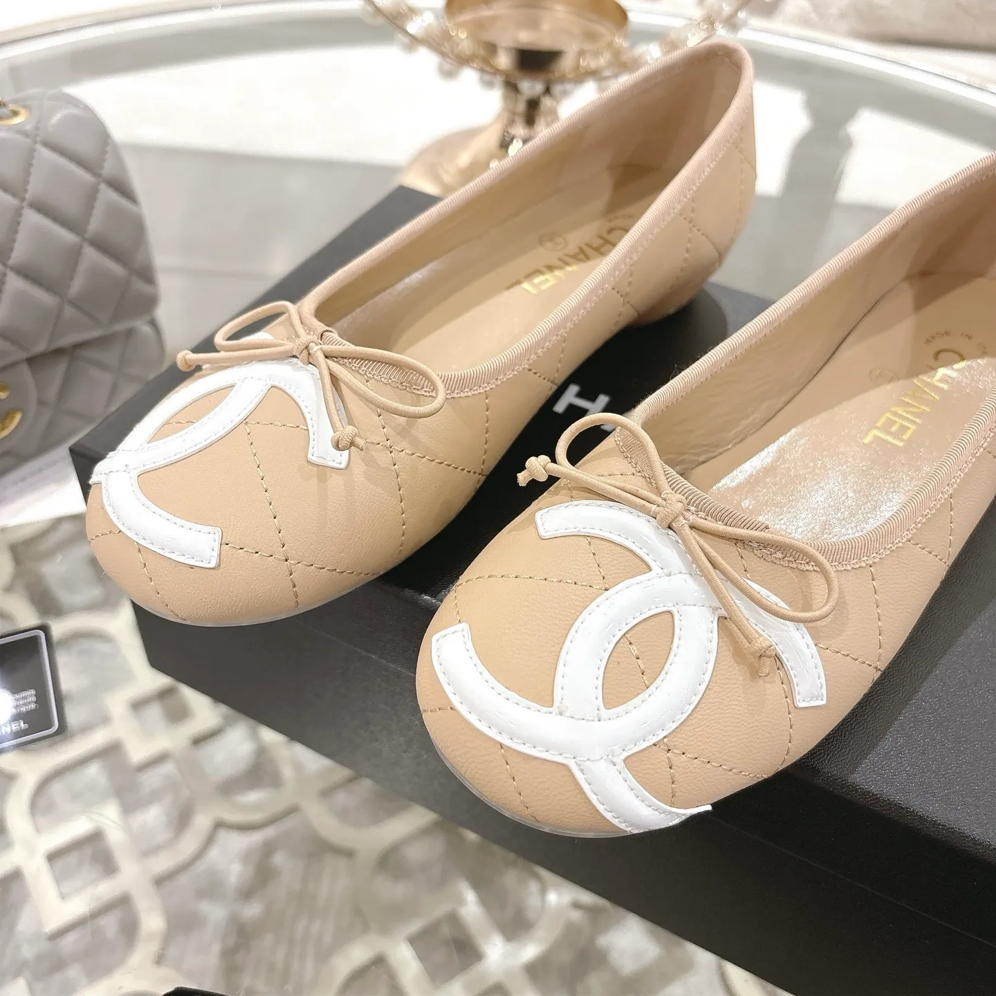 👟👟Ex-factory price 540👟👟 [Purchase-level quality] CHANEL Xiaoxiang 25/A new summer bow-tie shoes 💃 This pair of "dancing shoes" is really breathtakingly beautiful! Made of cowhide fabric + exquisite electric embroidery, every detail exudes a sense of high-end ~ classic bow design, Italian genuine leather sole, comfortable and elegant on the feet, a perfect must-have for fairies!  🌟 All counters are from the same source! All materials are customized according to the original 1:1, and are developed and patterned from genuine products. The quality is absolutely assured ~ a classic that must be bought every year, a versatile artifact that looks great whether paired with skirts or jeans!  💖 The perfect finishing touch for summer outfits, sisters, just do it! 👉 Fabric: Imported sheepskin Lining: Imported sheepskin Outsole: Private molded outsole Size: 35-40 Leather surface